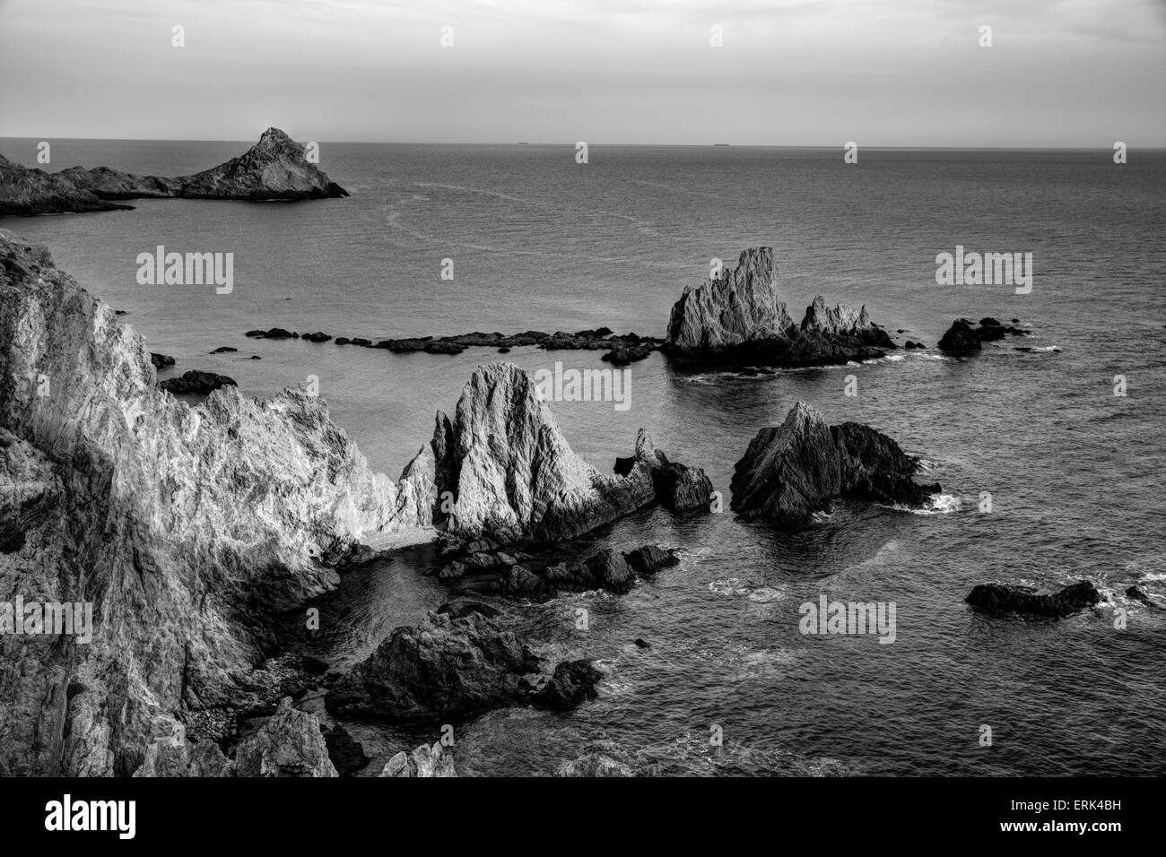 Almeria Cabo de Gata Las Sirenas punto rocce nel mare Mediterraneo di Spagna Foto Stock