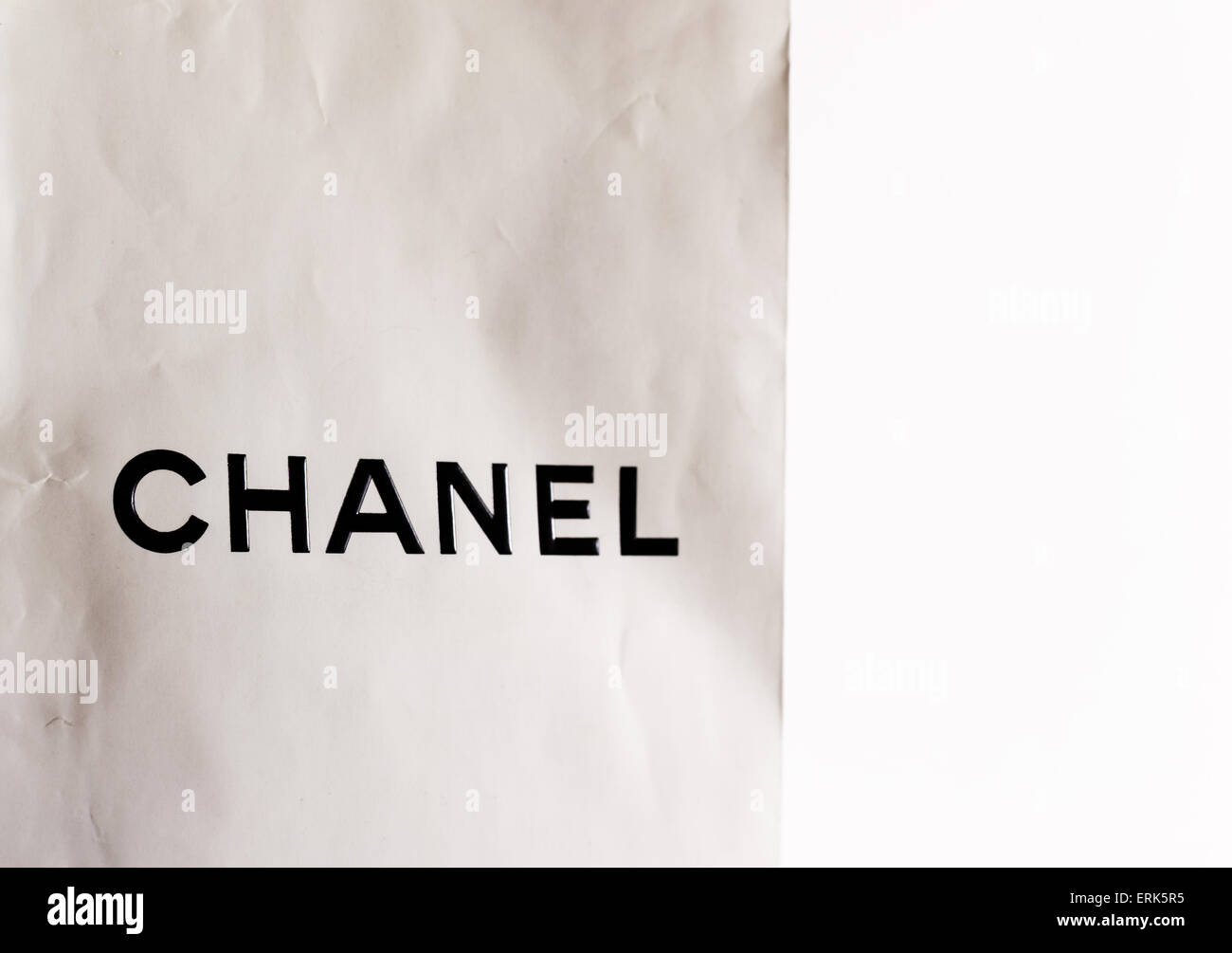 Utilizzate la carta Chanel shopping bag con pieghe e usura Foto Stock