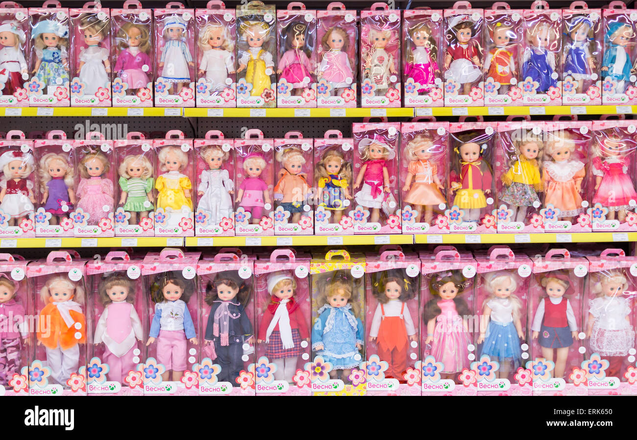 Plastica moderna bambini bambole in una riga a Ufa in Russia in attesa per gli amanti dello shopping per acquistare beni di lusso Foto Stock