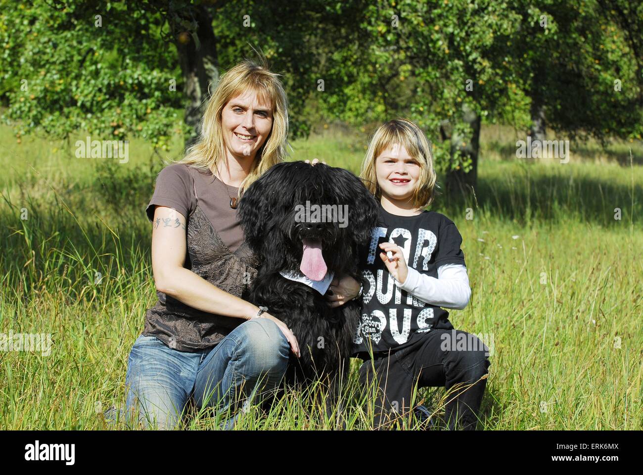 Famiglia con Berger de Brie Foto Stock