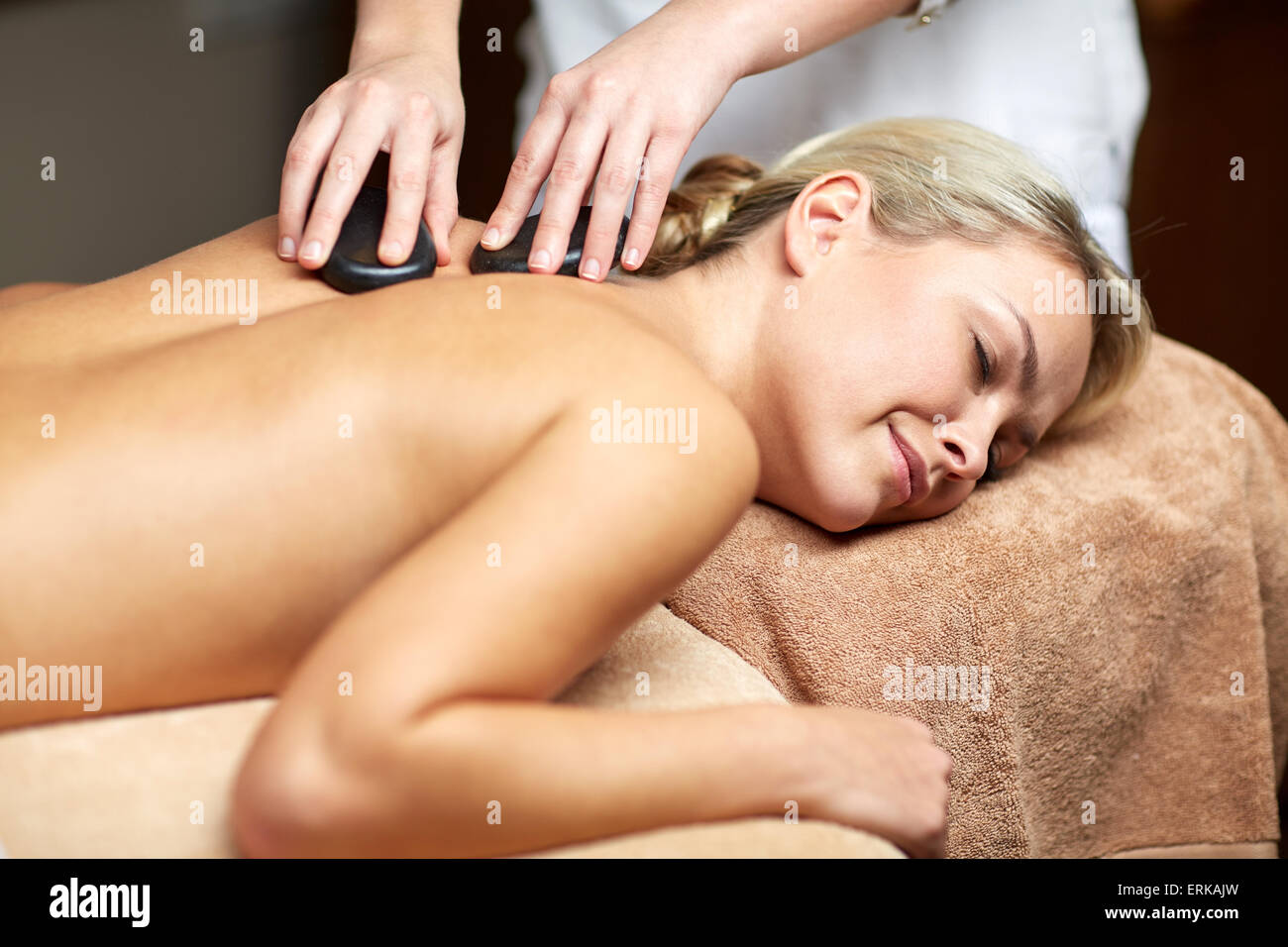 Close up di donna con massaggio hot stone a spa Foto Stock