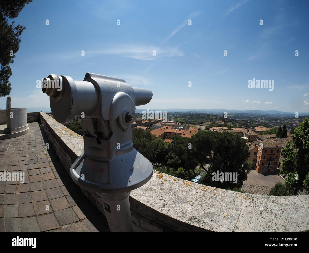 Telescopio puntato verso la scena della città medievale di Perugia, prese  con un obiettivo fisheye Foto stock - Alamy