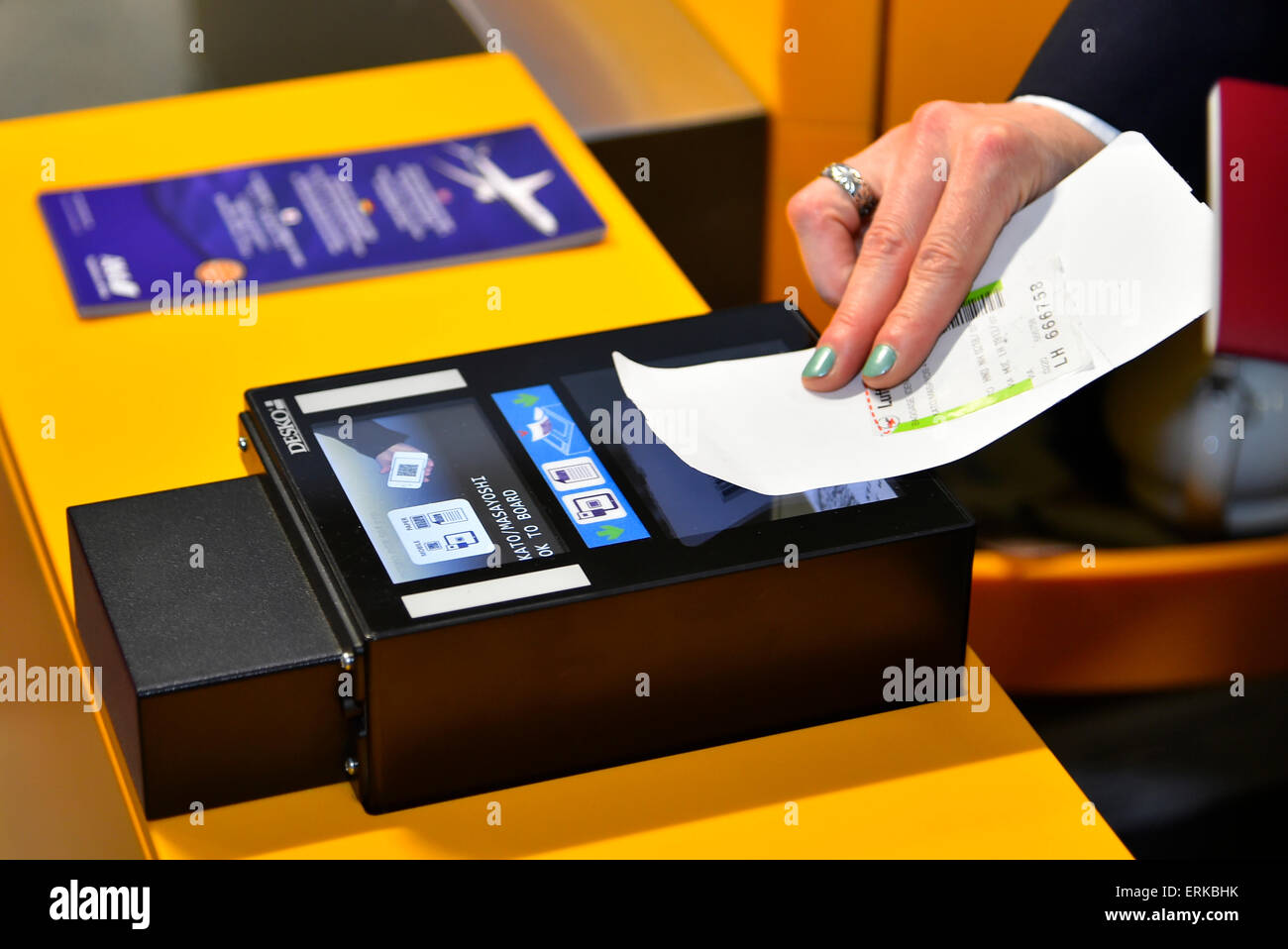 Carta d'imbarco con codice a barre, la mano con il biglietto elettronico di Lufthansa, sistema di imbarco, Quick Boarding, ticket machine, Monaco di Baviera Foto Stock