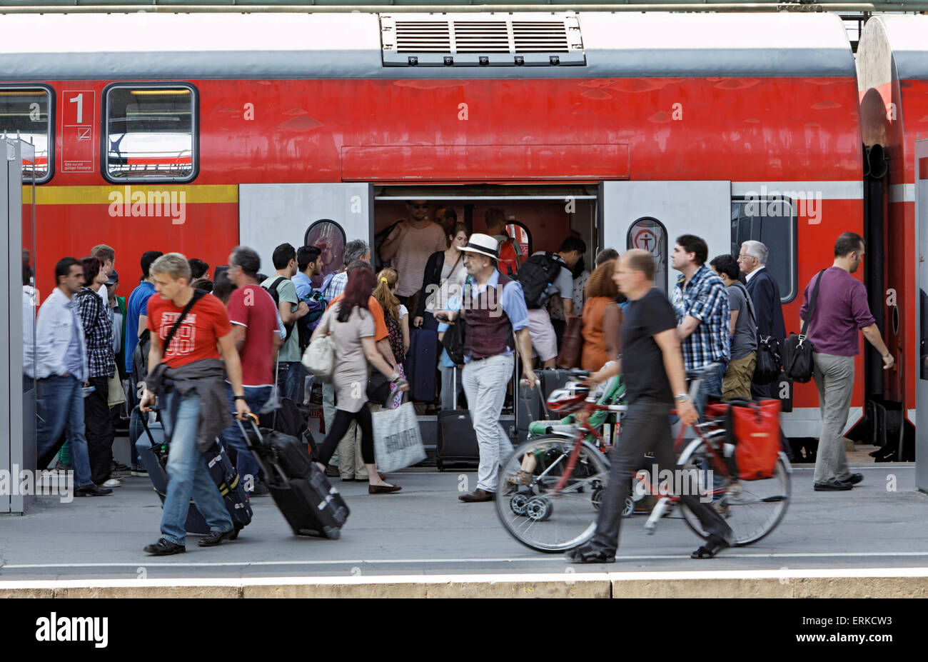 Folla davanti a un treno regionale a Stoccarda Stazione centrale di Stoccarda, Baden-Württemberg, Germania Foto Stock
