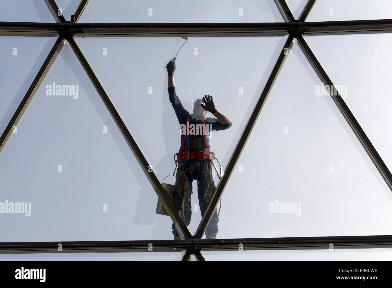 Pittore pittura il tubo in acciaio costruzione di una cupola in vetro, Düsseldorf, Renania settentrionale-Vestfalia, Germania Foto Stock