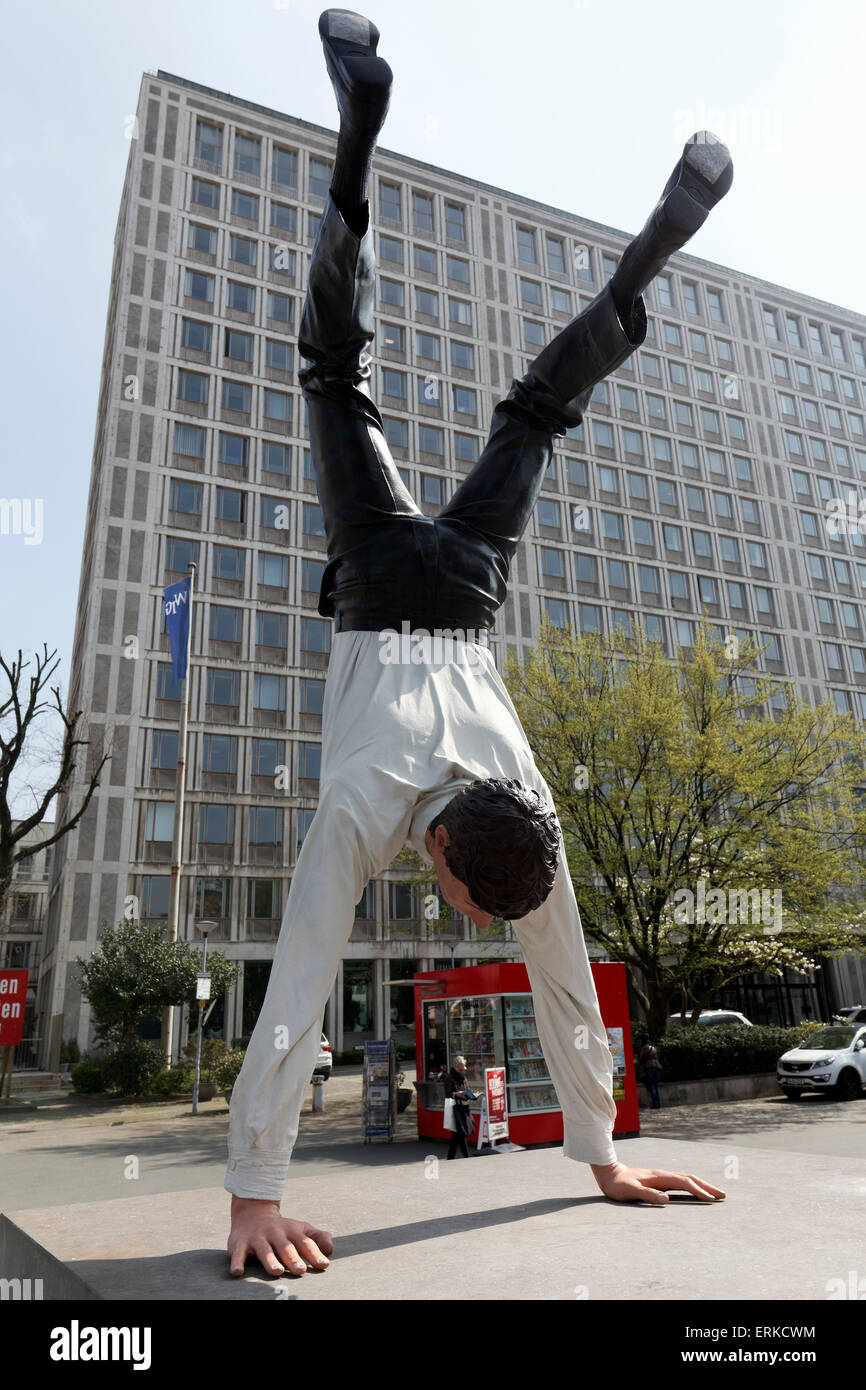 La scultura "Un nuovo giorno di successo" da Guillaume Bijl, nella parte anteriore del Glanzstoff alto edificio, Elberfeld, Wuppertal Foto Stock