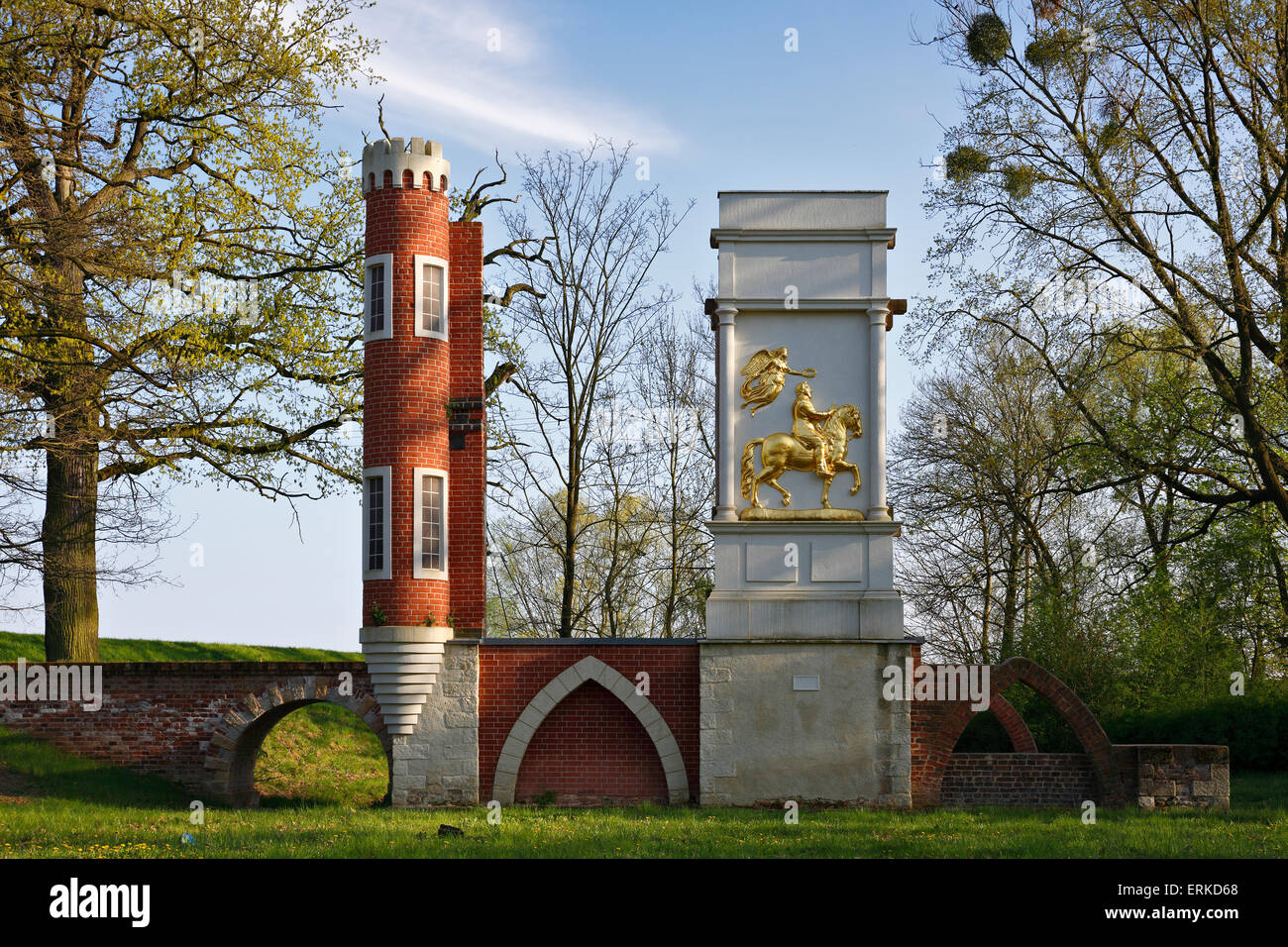 Vista frontale del restaurato Sweden House, golden horseman rilievo raffigurante Gustavo Adolfo di Svezia, Sieglitz Park, vicino Wörlitz Foto Stock