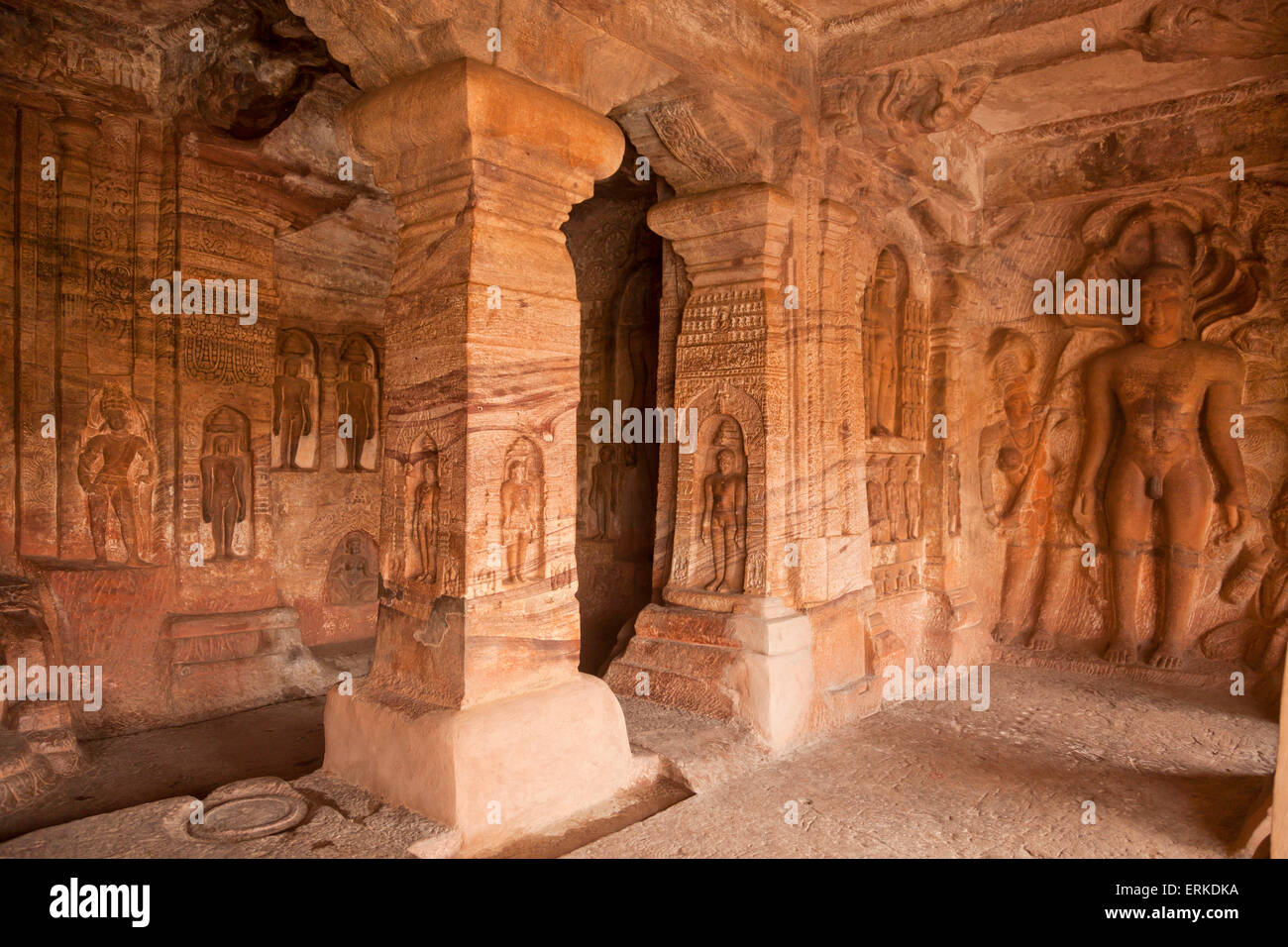 Il sollievo di Jain Tirthankaras nella grotta n. 4, grotta templi di Badami, Karnataka, India Foto Stock