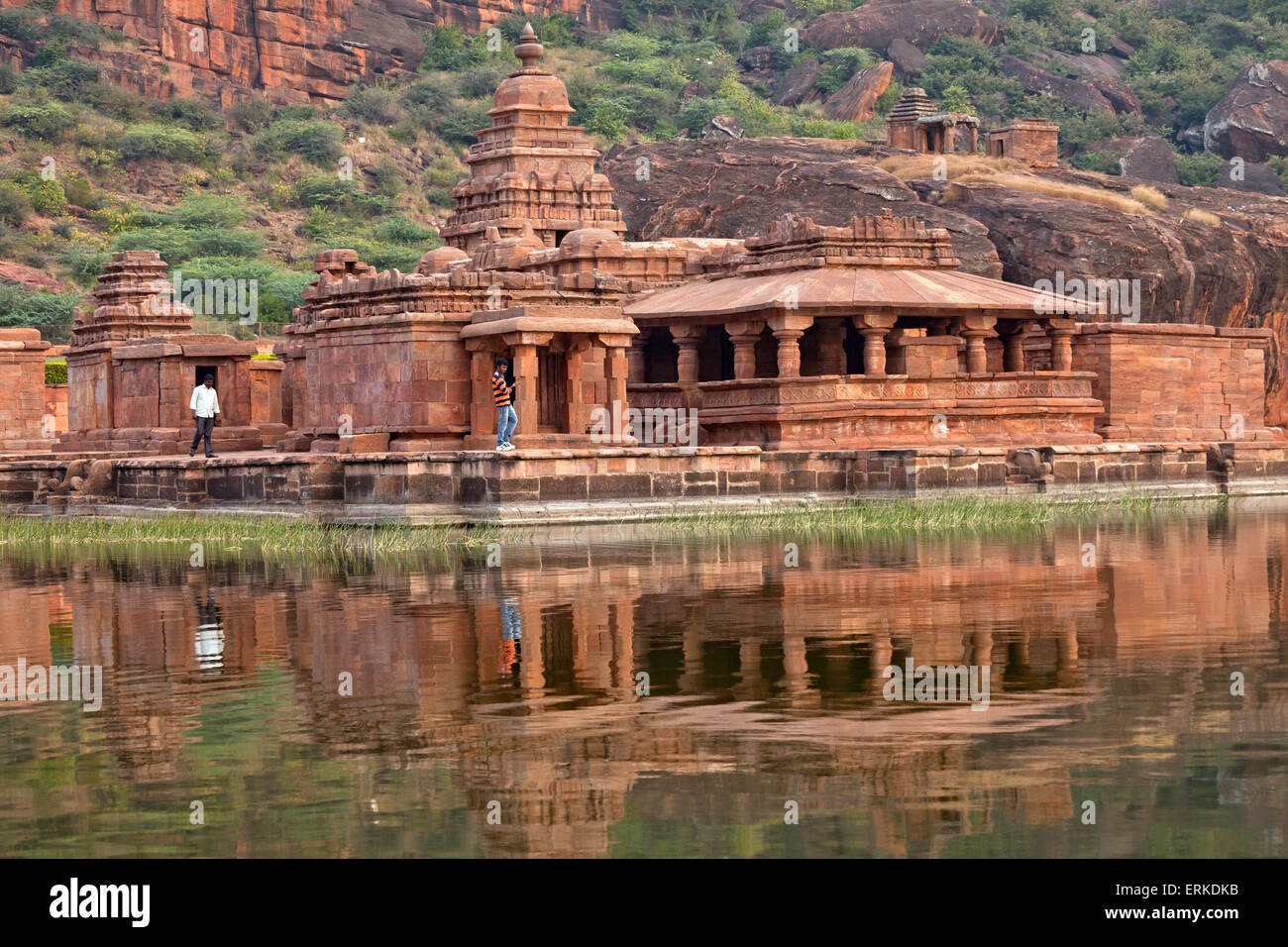 Bhuthanatha tempio sul lago Agastya, Badami, Karnataka, India Foto Stock
