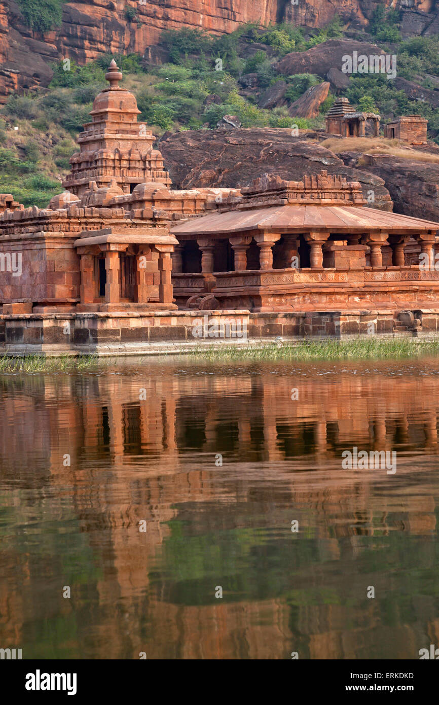 Bhuthanatha tempio sul lago Agastya, Badami, Karnataka, India Foto Stock