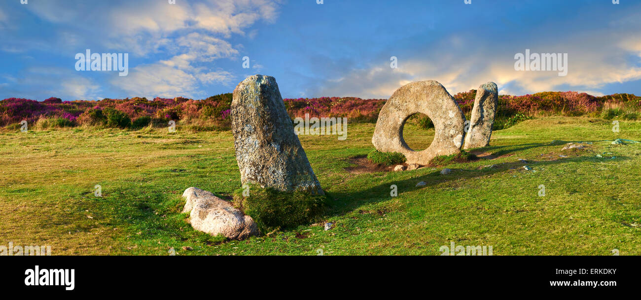 Mên-un-Tol, gli uomini un pedaggio o il cricchetto di pietra, tardo Neolitico o precoce età del bronzo pietre permanente, vicino Madron, penisola di Penwith Foto Stock