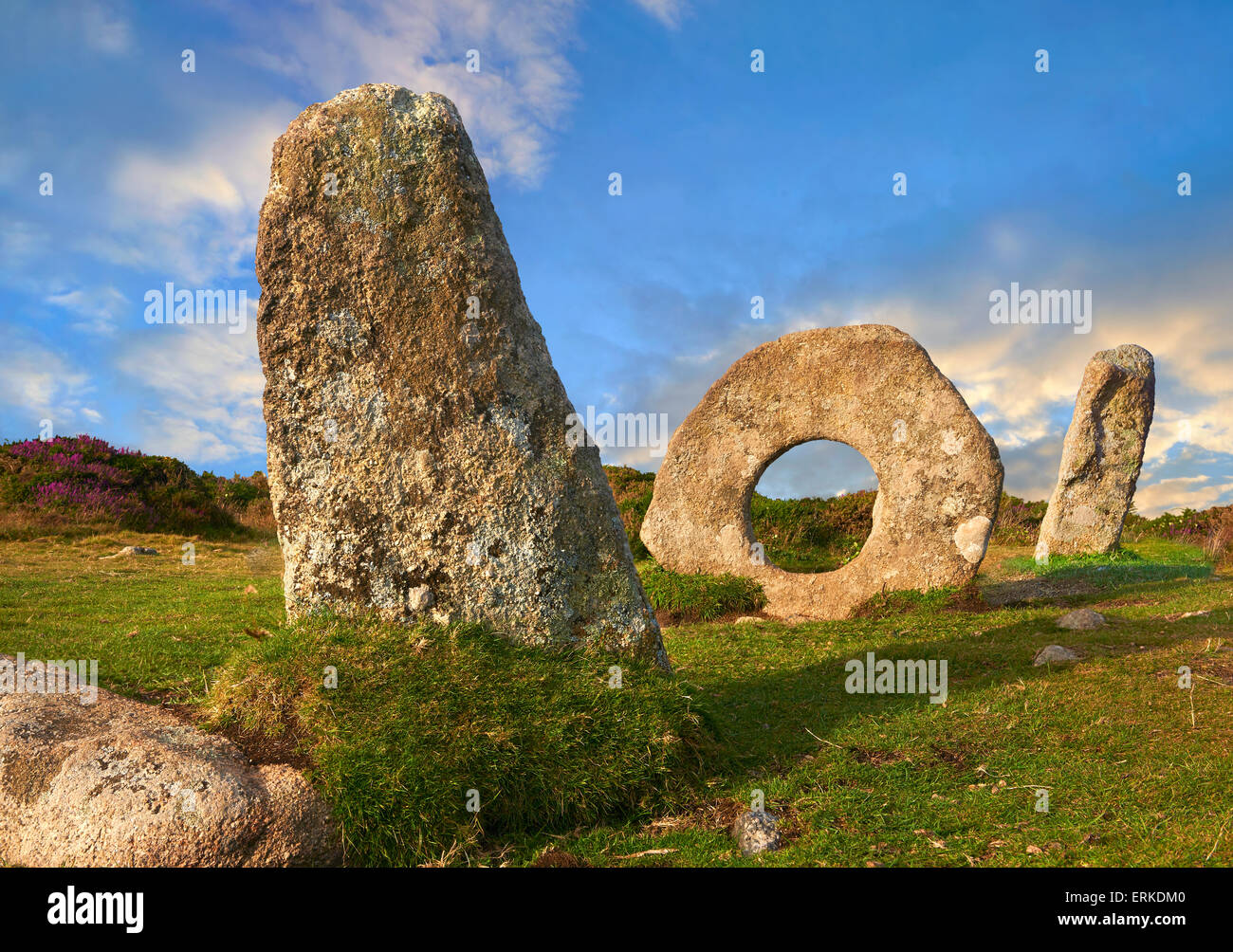Mên-un-Tol, gli uomini un pedaggio o il cricchetto di pietra, tardo Neolitico o precoce età del bronzo pietre permanente, vicino Madron, penisola di Penwith Foto Stock
