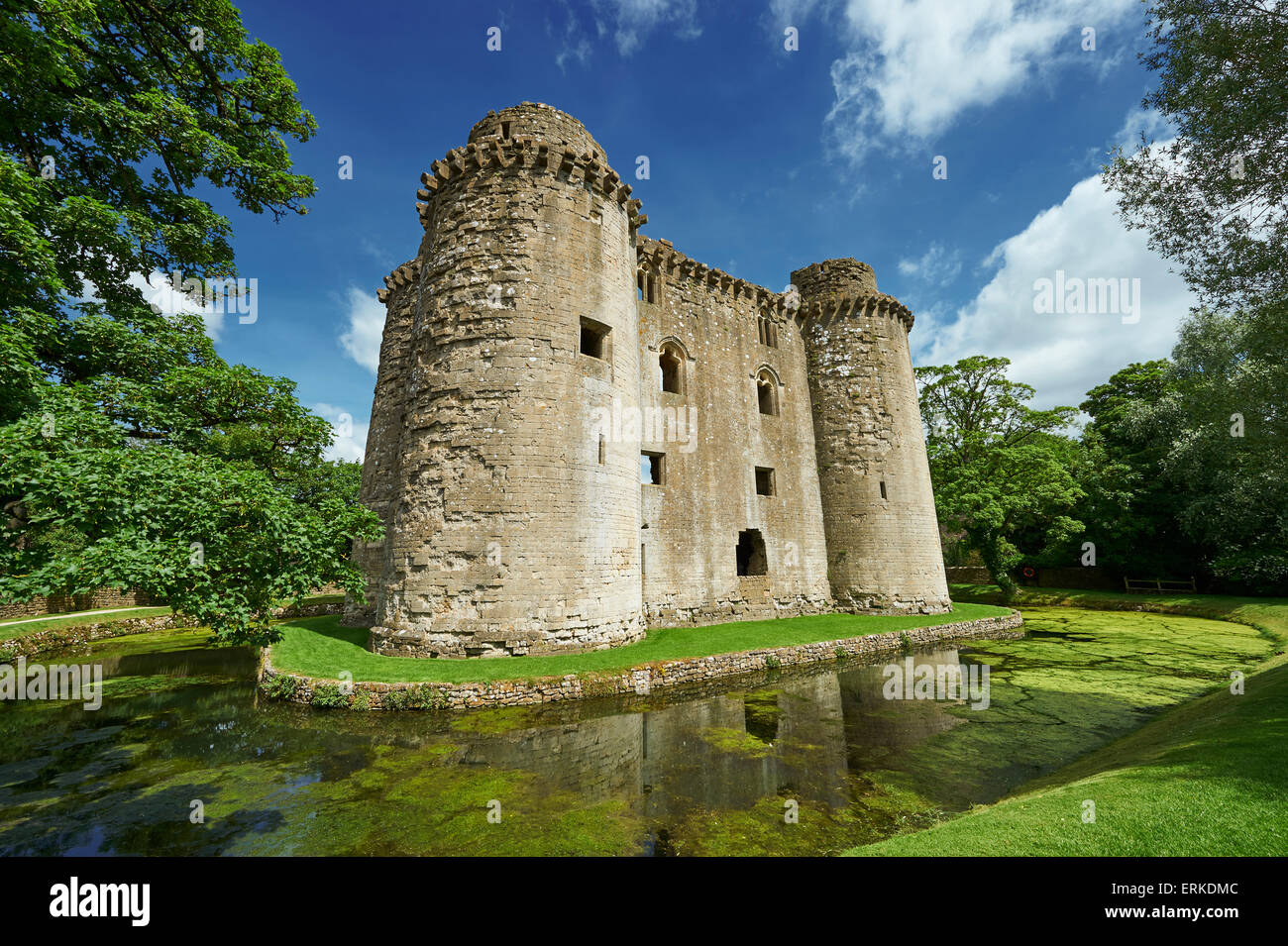 Il Castello di Nunney costruito nel 1370 da Sir John de la mera, Somerset, Inghilterra, Regno Unito Foto Stock