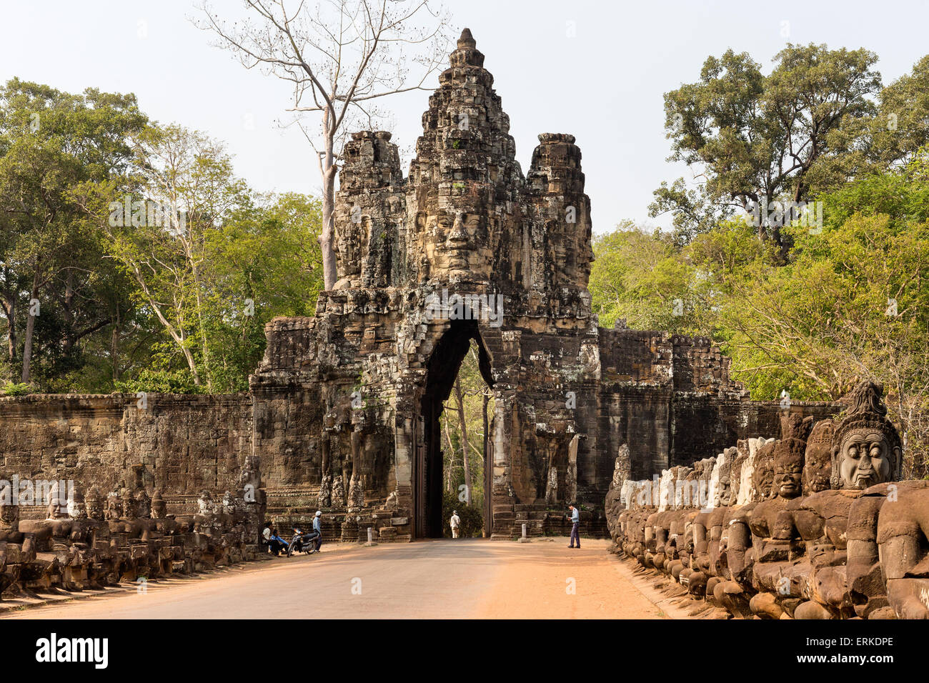 Porta Sud di Angkor Thom, Avalokiteshvara faccia tower, Asura statue, Gopuram, demoni balaustra sul ponte, Angkor Thom Foto Stock