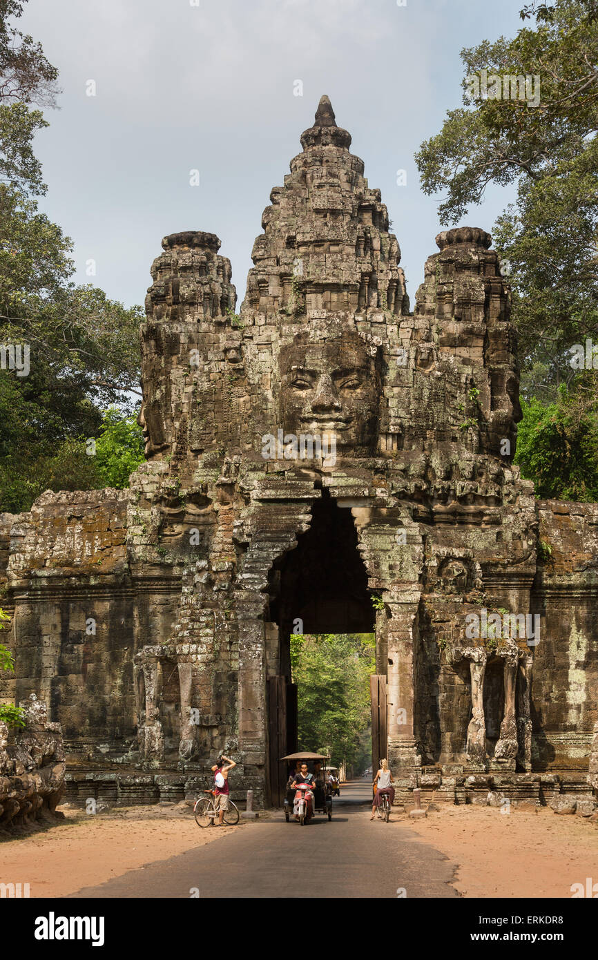 Porta Vittoria a est di Angkor Thom, tuk-tuk, Avalokiteshvara faccia tower, vista est, Angkor Thom, Siem Reap, Cambogia Foto Stock