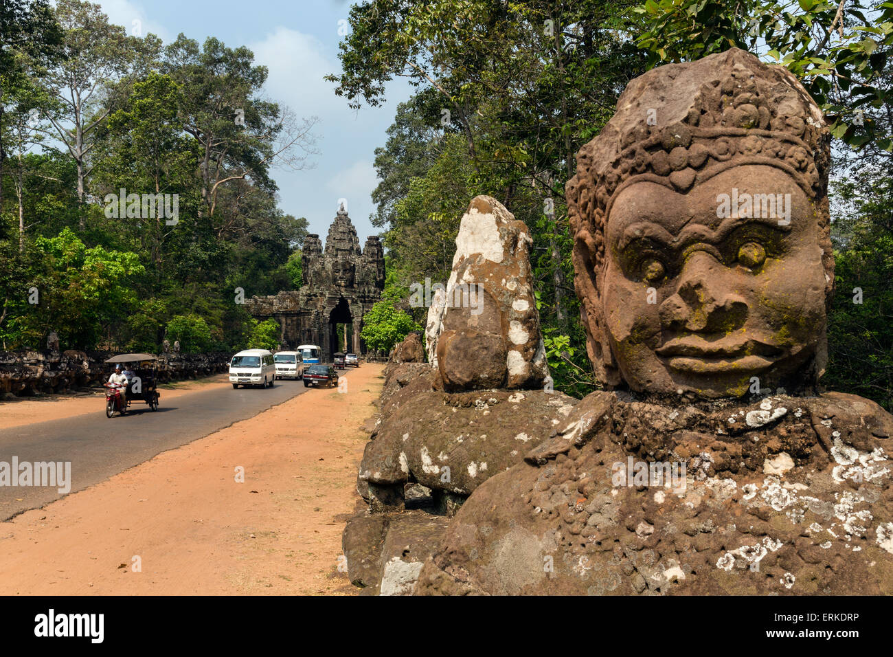 Asura statua di fronte Porta Vittoria, dal lato est di Angkor Thom, demon balaustra, Siem Reap Provincia, Cambogia Foto Stock