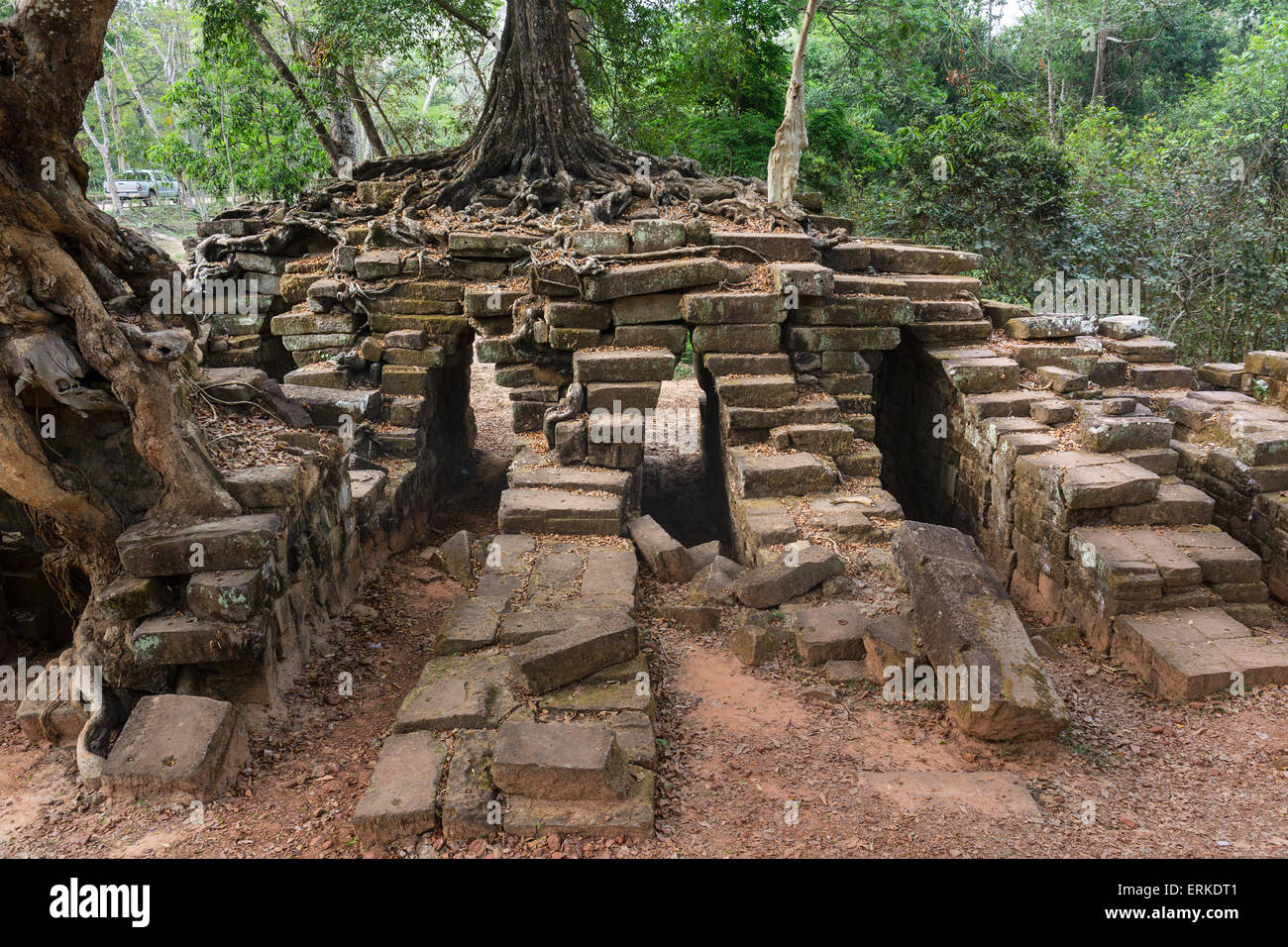 Rovine di Spean Thma ponte di Porta Vittoria, dal lato est di Angkor Thom, Siem Reap Provincia, Cambogia Foto Stock