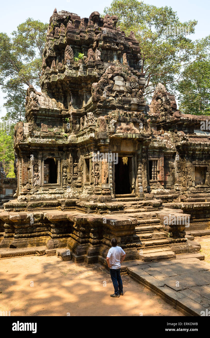 Turista nella parte anteriore del Prasat, Chau dire Tevoda, tempio di Angkor, Siem Reap Provincia, Cambogia Foto Stock