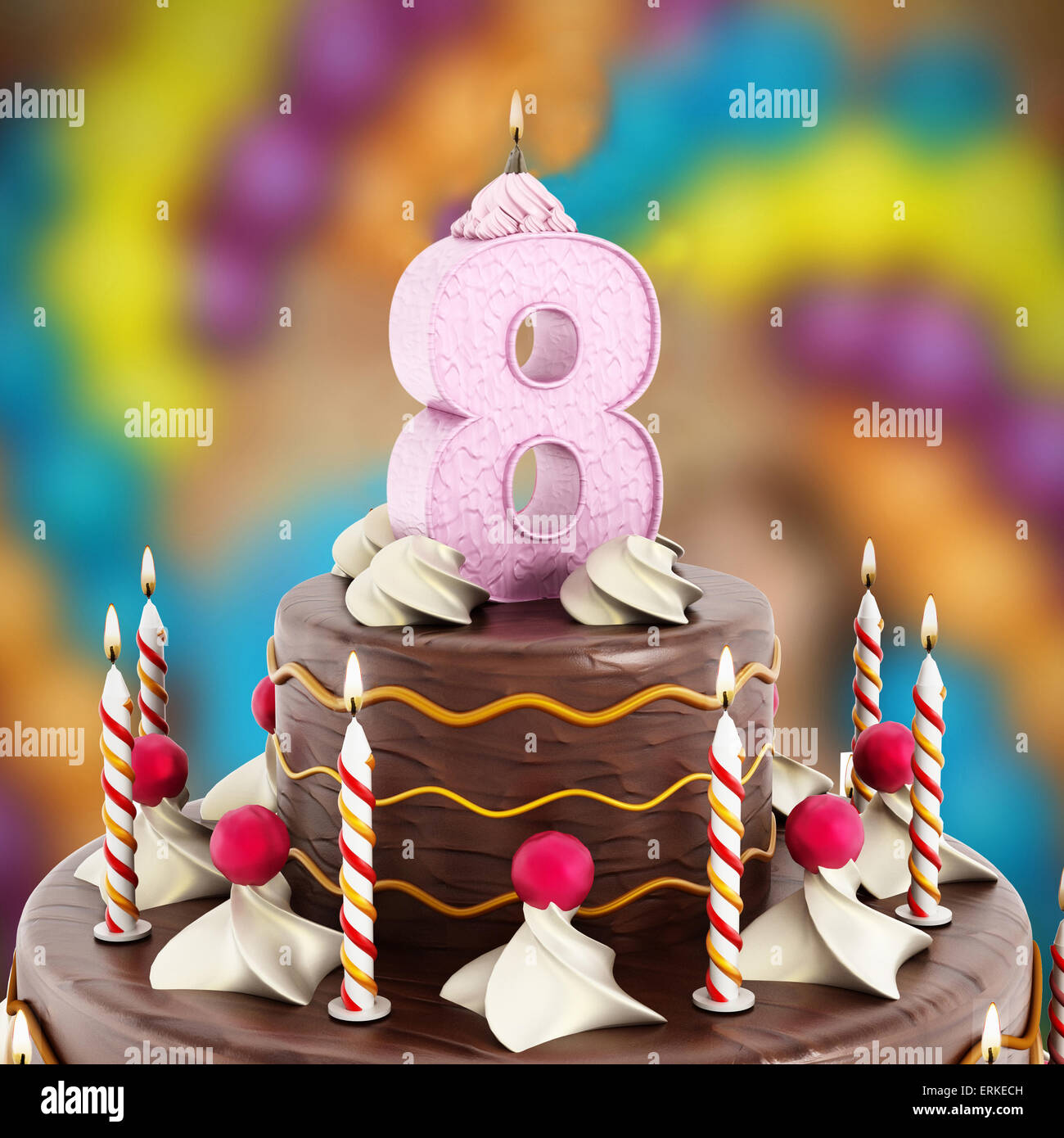 Torta di compleanno con il numero 8 la candela accesa. Foto Stock