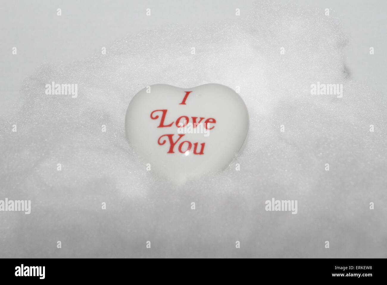 Cuore bianco con "ti amo" messaggio su di esso. Foto Stock