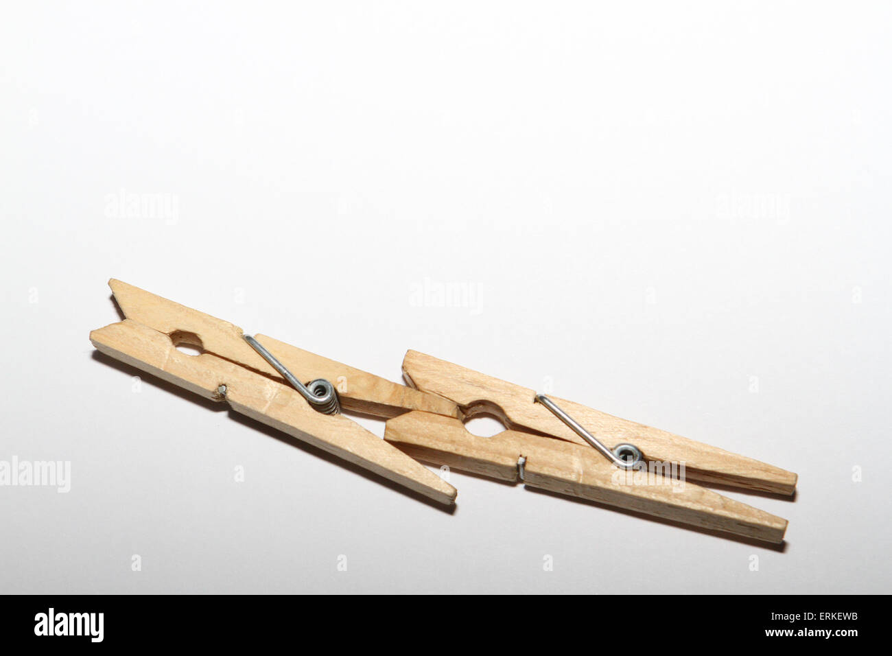 Due perni di panni agganciati tra loro Foto Stock