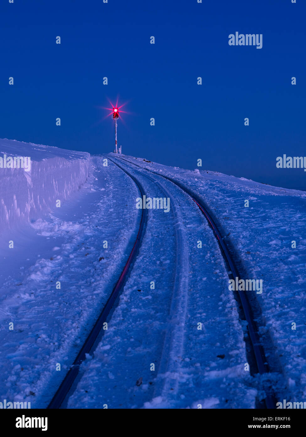 Spia rossa sulla coperta di neve le vie del Brocken ferroviarie, Brocken, Harz, Sassonia-Anhalt, Germania Foto Stock