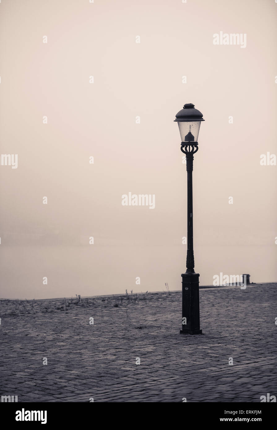 Lungomare di vuoto nella fitta nebbia. Tranquilla città scena con il vecchio lampione a Stoccolma, Svezia. Foto Stock