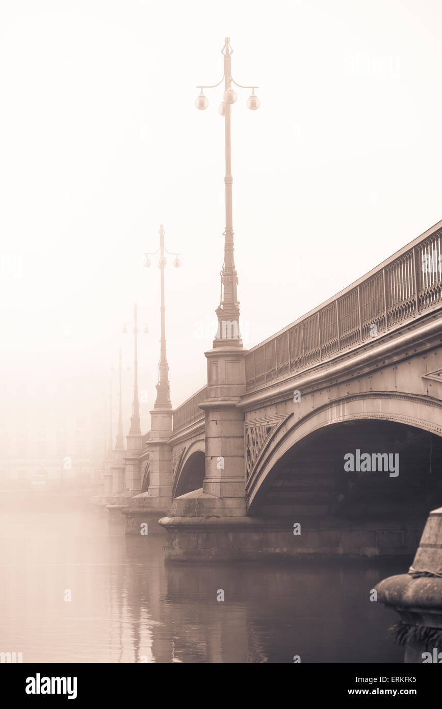 Ponte di vuoto nella fitta nebbia. Tranquilla città in scena con la vecchia architettura a Stoccolma, Svezia. Foto Stock