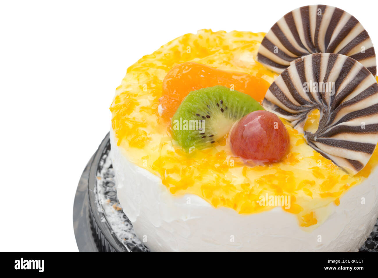 Golosa torta su bianco con uva kiwi arancione e il cioccolato sulla parte superiore, percorso di clipping incluso Foto Stock