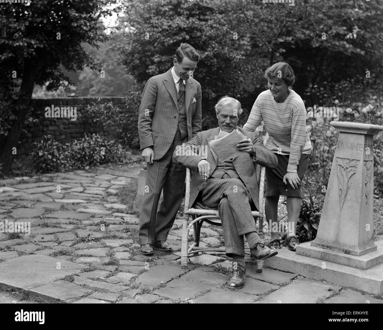 Ramsay MacDonald visto qui nel giardino della sua casa di 103 Frognal Lodge, Hampstead, Londra con suo figlio Malcom e Miss Ishbel MacDonald 12 Giugno 1929 Foto Stock