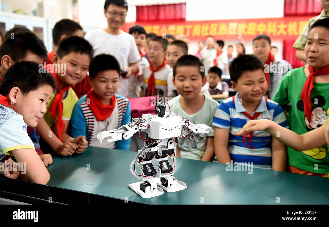 Hefei, cinese della provincia di Anhui. Il 4 giugno, 2015. Agli studenti di guardare un robot dancing at Huafu Junyuan scuola primaria a Hefei, città capitale della Cina dell'est della provincia di Anhui, Giugno 4, 2015. Un robot team presso l'Università di scienza e tecnologia della Cina è stato invitato a scuola per dimostrare la loro robot per studenti. © Liu Junxi/Xinhua/Alamy Live News Foto Stock
