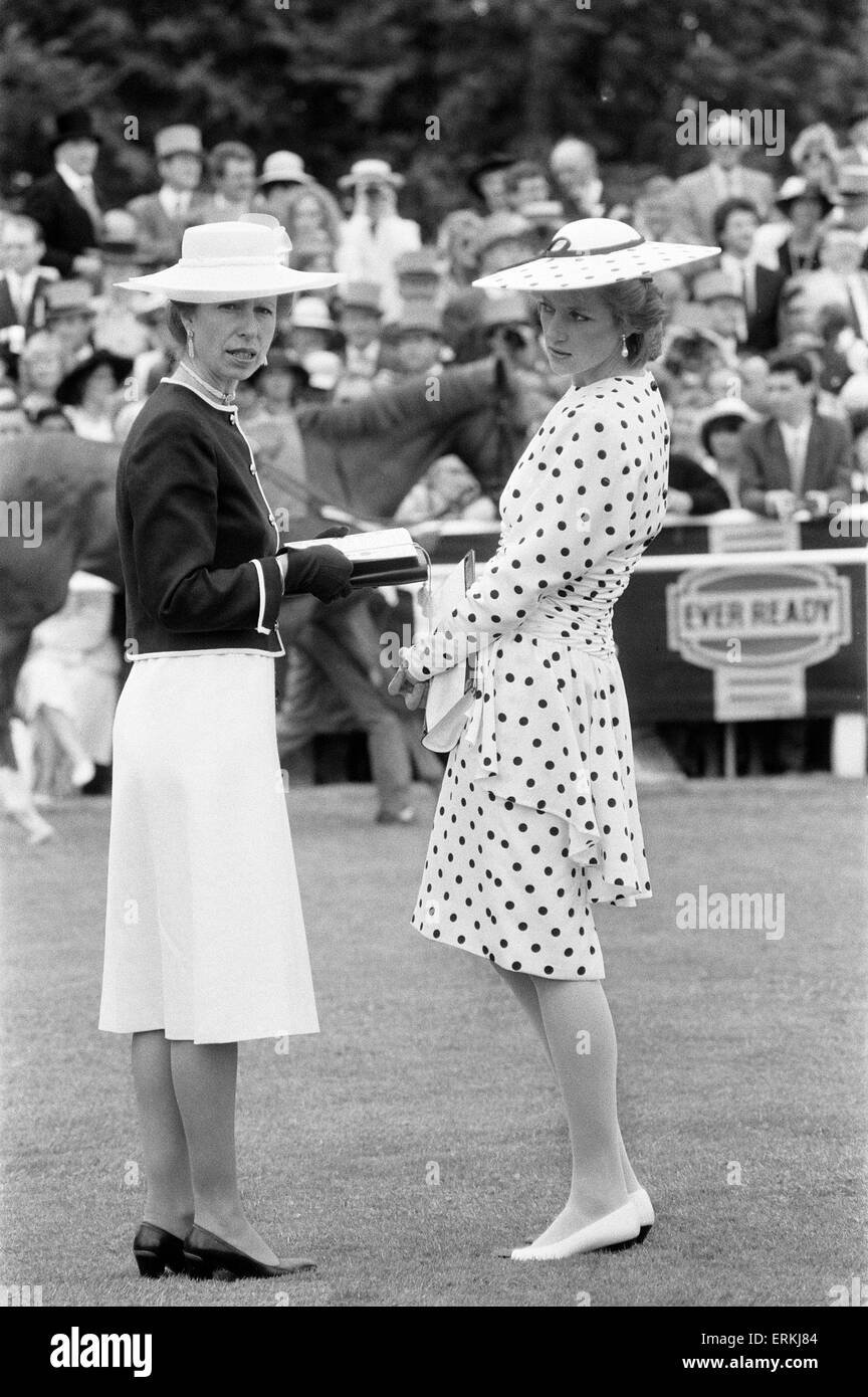 Epsom Derby 4 Giugno 1986. La principessa Anna e la Principessa Diana, in piedi insieme. Foto Stock