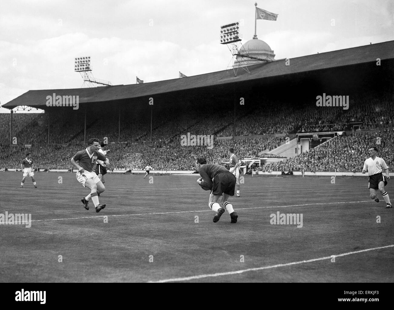 FA Cup finale allo stadio di Wembley. Il Nottingham Forest 2 v 1 il centro di Luton 1. Inghilterra international portiere Ron Baynham vanifica il rampante Roy Dwight, il cui pomeriggio è presto per essere perturbato agonisingly. Il 2 maggio 1959. Foto Stock