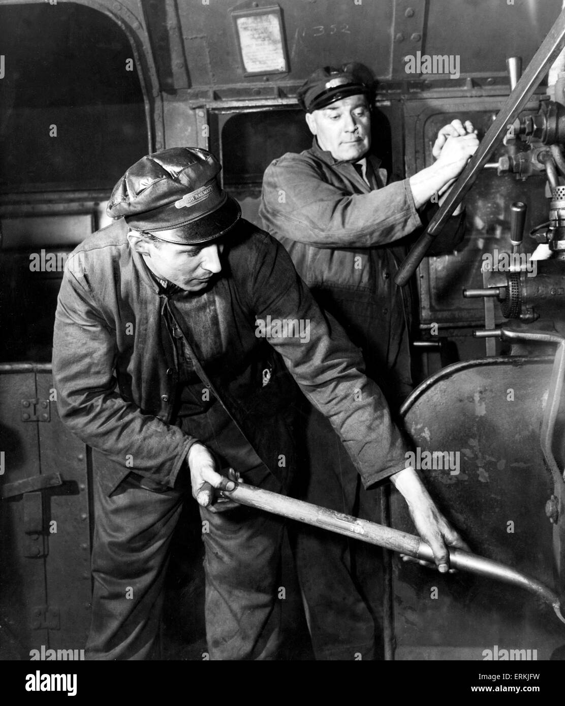 Driver del motore e vigile del fuoco al lavoro su un British Railways locomotiva, febbraio 1954. Foto Stock