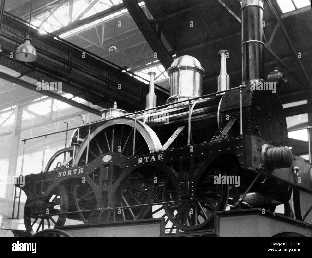 La Great Western Railway (GWR) Classe Star North Star locomotiva a vapore costruita da Robert Louis Stephenson nel 1837, sul display a Swindon. Marzo 1960. Foto Stock