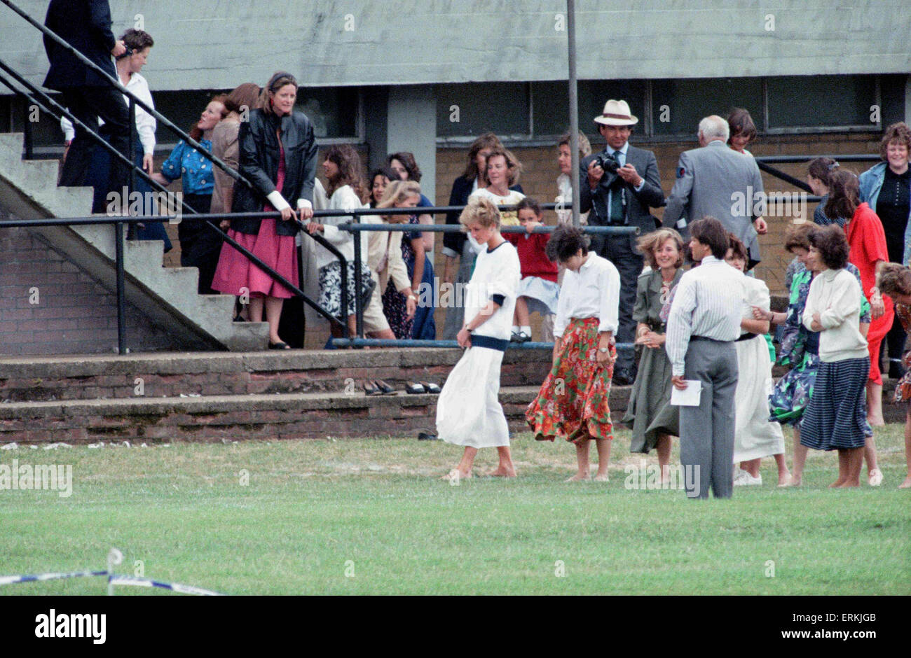 Wetherby Scuola Pre-Preparatory, annuale giornata di sport, tenutasi a Richmond club di rugby, martedì 27 giugno 1989. La principessa Diana compete nella gara delle madri, come parte del principe William annuale della scuola di sport eventi della durata di un giorno. Foto Stock