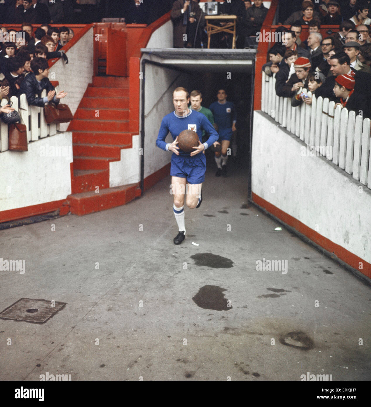 Terry Hennessey di Nottingham Forest, nella foresta del cambiamento della striscia, conduce le sue truppe in battaglia a Old Trafford nel febbraio 1967. Foto Stock