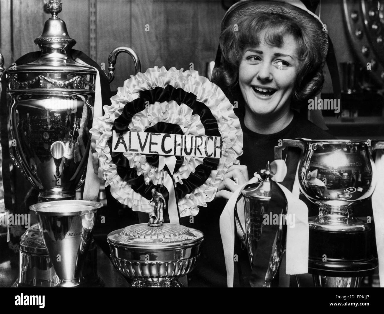 Alvechurch football club sostenitore Miss Annette Bonnell che ha cambiato il colore del club di rosette a causa di un colore di scontro con gli avversari Crook Town in Amateur Cup gioco. Il 25 febbraio 1966. Foto Stock