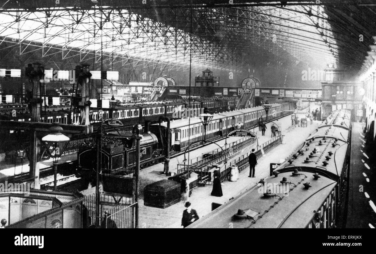 I treni a piattaforme a Birmingham New Street Station, circa 1890 Foto Stock
