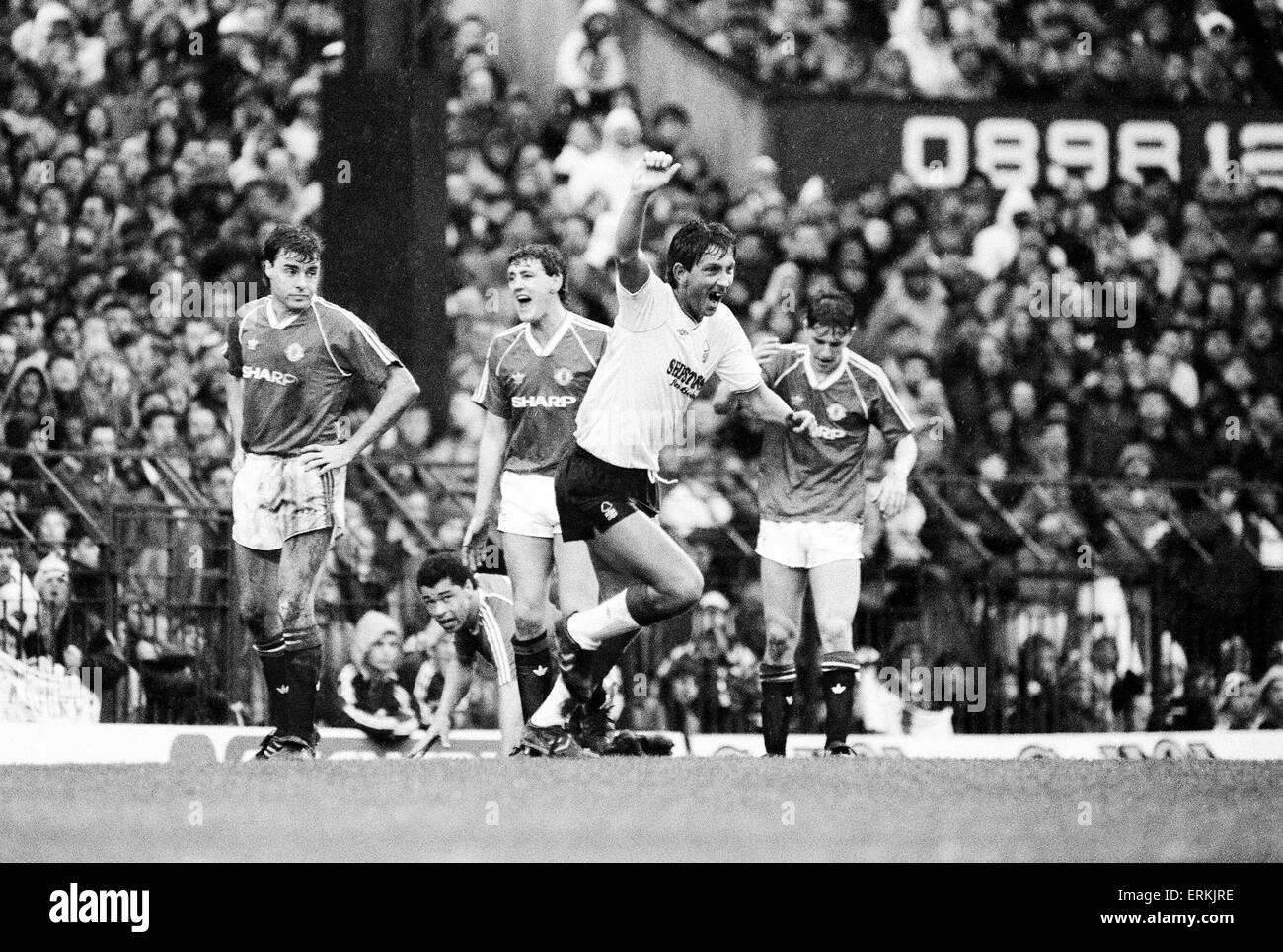 FA Cup Quarti di Finale corrispondono a Old Trafford. Il Manchester United 0 v Nottingham Forest 1. Centrocampista Garry Parker si allontana in trionfo dopo lato basamento con il solo obiettivo di gioco. Il 18 marzo 1989. Foto Stock