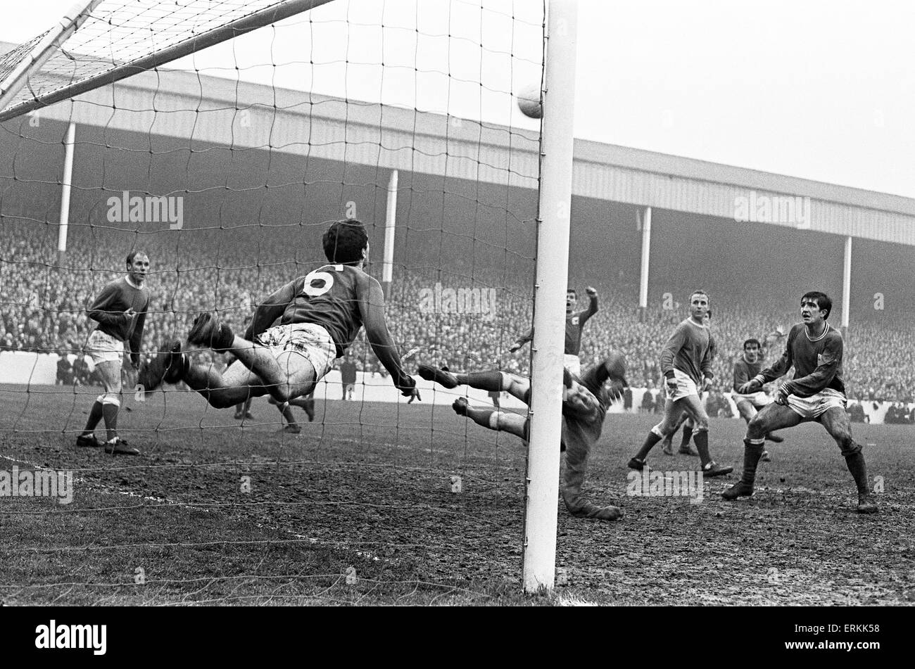 FA Cup Quarti di Finale presso la città di massa. Il Nottingham Forest 3 v Everton 2. ' Colin Harvey tira fuori una drammatica obiettivo linea-gioco per negare la foresta tappo Bobby McKinlay (non in foto), che si era fatto una rara incursione nella pena contrapposte box. Dal 8 aprile 1967. Foto Stock