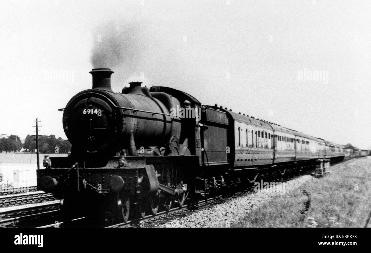 Great Western Railway 4-60 Classe 4900 locomotiva a vapore numero 6914 'Langton Hall' passando Twyford, luglio 1960. Foto Stock