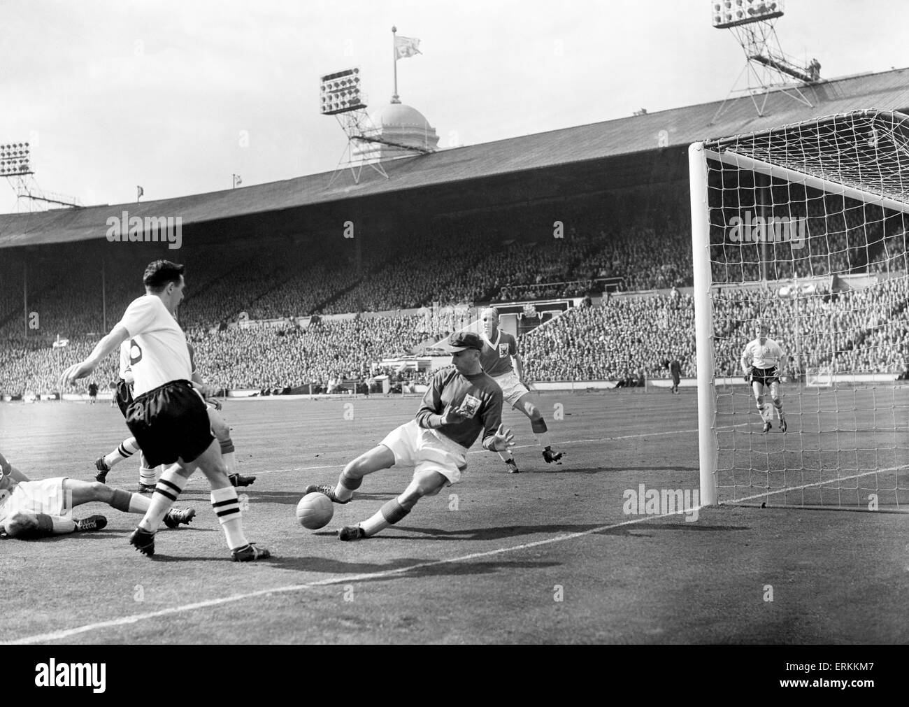 FA Cup finale allo stadio di Wembley. Il Nottingham Forest 2 v 1 il centro di Luton 1. Luton likeliest del Salvatore come hanno inseguito il gioco negli ultimi trenta minuti era ex internazionale scozzese Allan Brown, che è andato vicino a afferrando un equalizzatore in diverse occasioni. Qui egli è sventato dalla foresta keeper Chic Thomson, che ha lasciato la sua linea per bloccare la Hatters tiratore scelto con i suoi piedi. Il 2 maggio 1959. Foto Stock