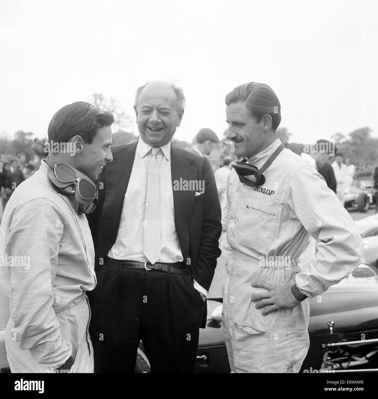 Raymond Mays, ex pilota da corsa e imprenditore, raffigurato con Jim Clark & Graham Hill, alla riunione di corse, 12 giugno 1962. Foto Stock