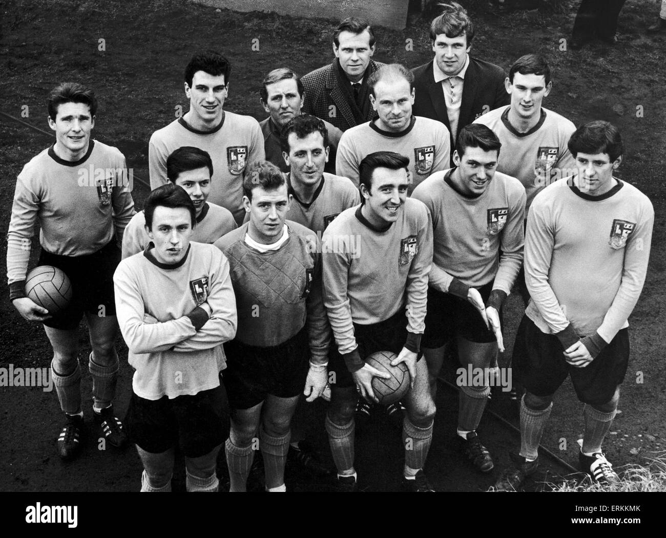 Alvechurch team group. Fila posteriore sinistra a destra: Manager John Hemus e John Mason. Seconda fila: Dave Jennings, Clive Fletcher, Rhys Davies, Glen Matthews (capitano) e Ron Pugh. In terza fila: Phil Bannister, Maurice Hayden. Anteriore: Giovanni Preece, John Smith, Bill Francesco, Colin Moore e Vic Pailing. Circa 1966. Foto Stock
