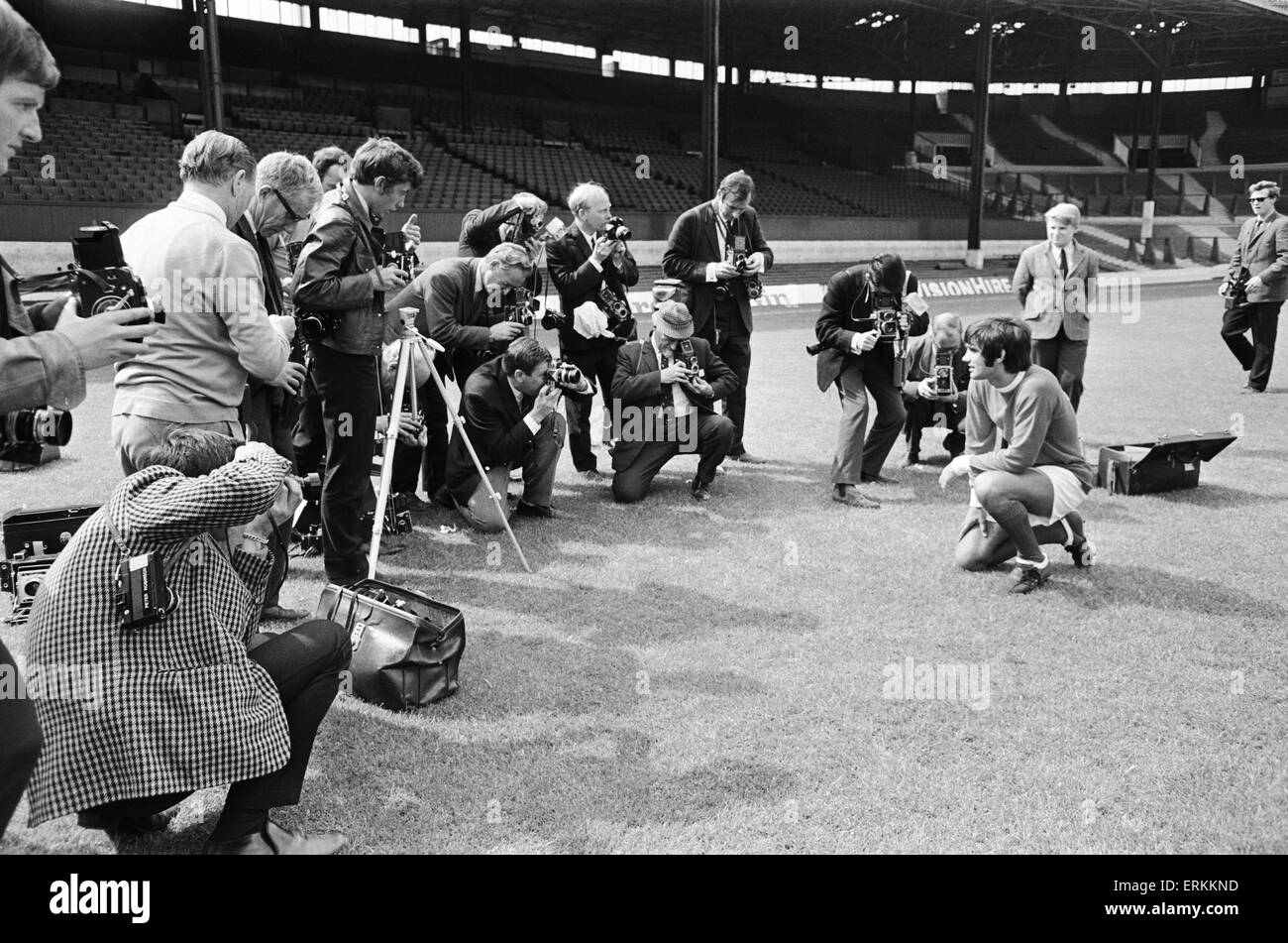 Photocall a Old Trafford per il vittorioso Manchester United team che ha sconfitto il Benfica nella European Cup Final at Wembley in maggio. Fotografi circondano George Best. Il 29 luglio 1968. Foto Stock