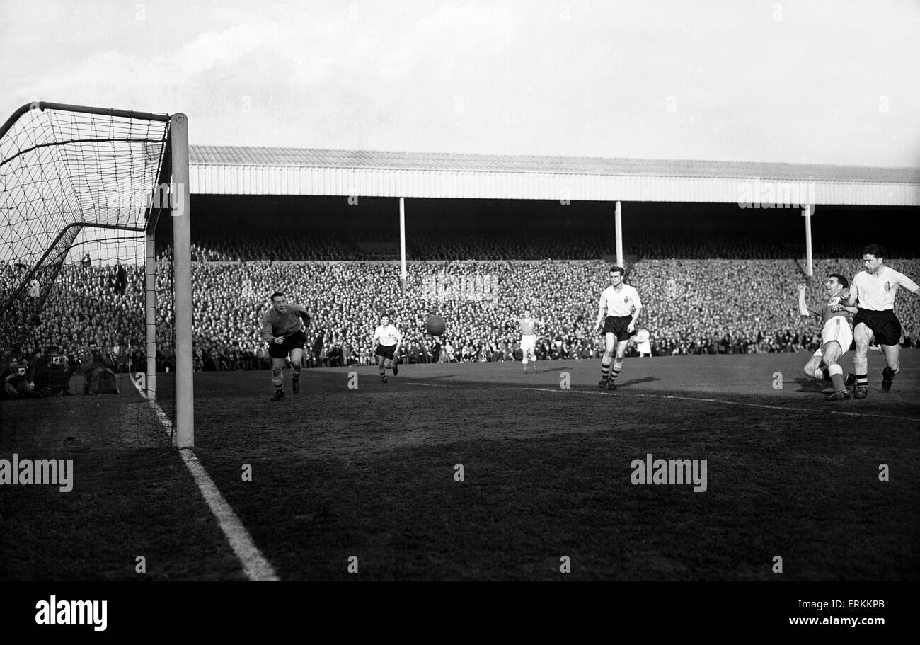 FA Cup Quarti di finale corrisponde alla città di massa. Il Nottingham Forest 2 v Bolton Wanderers 1. Tommy Wilson bussa a casa propria e ' secondo obiettivo sul modo per i possessori di dumping Bolton Wanderers fuori della FA Cup in una palpitante di quarto di finale alla città sulla terra l'ultimo giorno del mese di febbraio 1959. In inghilterra il portiere Eddie Hopkinson può solo sguardo impotently come la velocità a sfera passato lui nella rete. I padroni di casa ha vinto 2-1. Il 28 febbraio 1959. Foto Stock