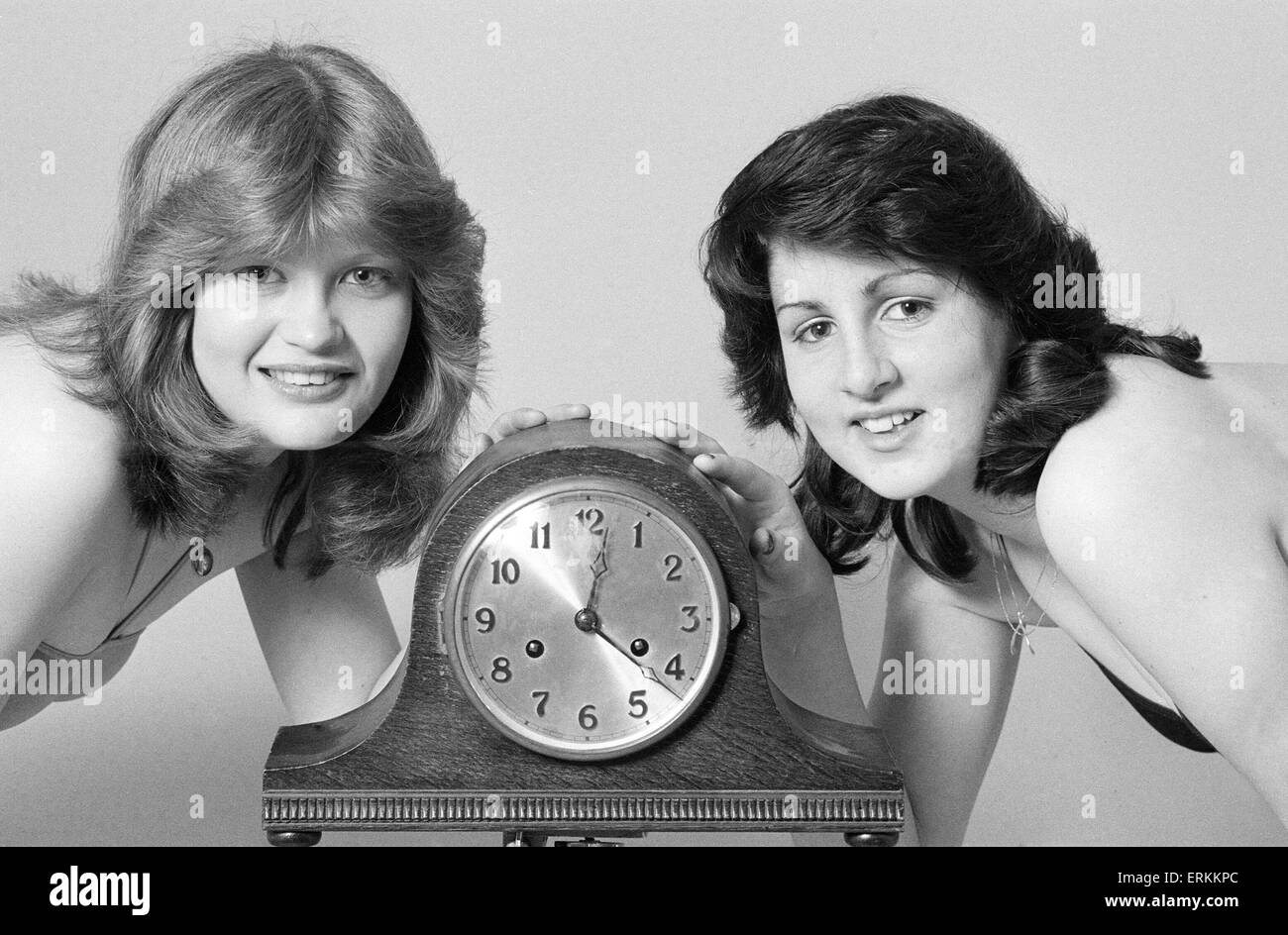 Modello ricordando le persone a mettere i loro orologi in avanti di un'ora all'inizio dell'orario estivo britannico. Il 27 marzo 1982. Foto Stock
