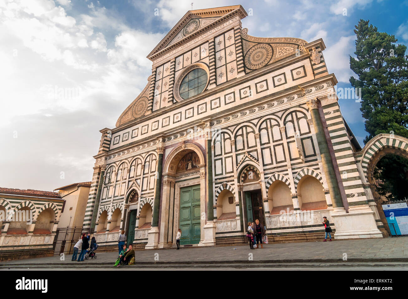 Firenze, Italia - 21 Marzo 2014: turisti davanti la chiesa di Santa Maria Novella a Firenze, Italia. Foto Stock