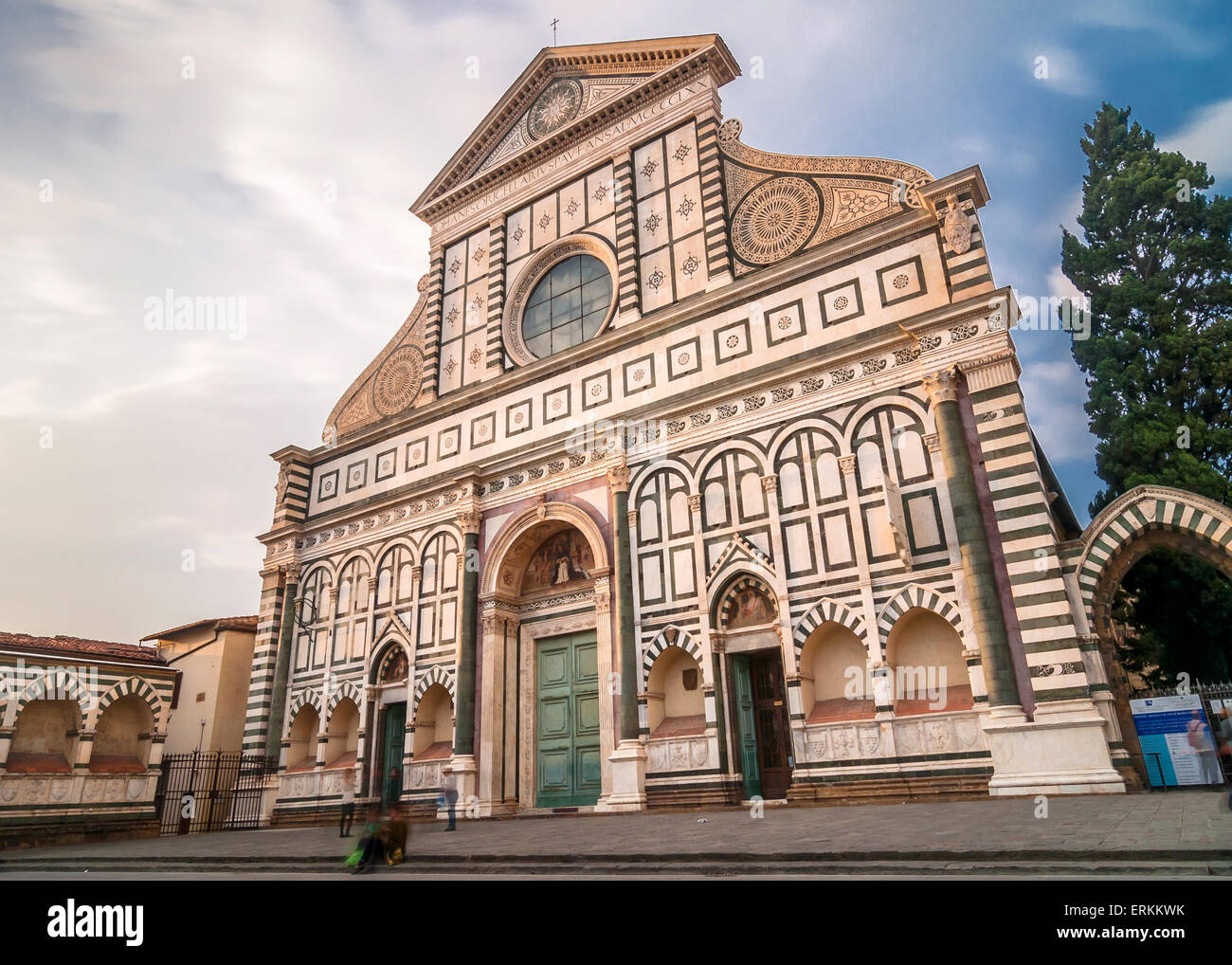 Firenze, Italia - 21 Marzo 2014: turisti davanti la chiesa di Santa Maria Novella a Firenze, Italia. Foto Stock